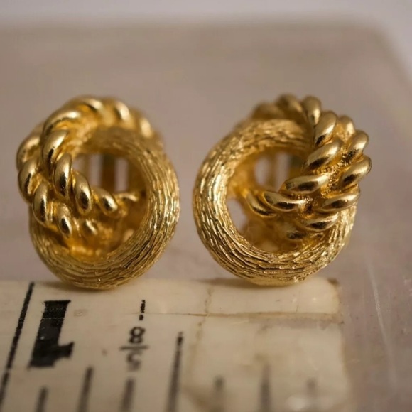 Vintage Christian Dior gold tone clip on dainty Earrings - Picture 6 of 15